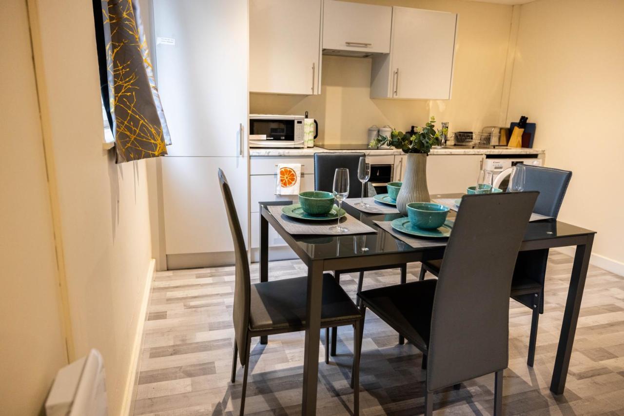 3 Bedrooms-8guests-babycot-15mintopepys-freeparkg Apartment London