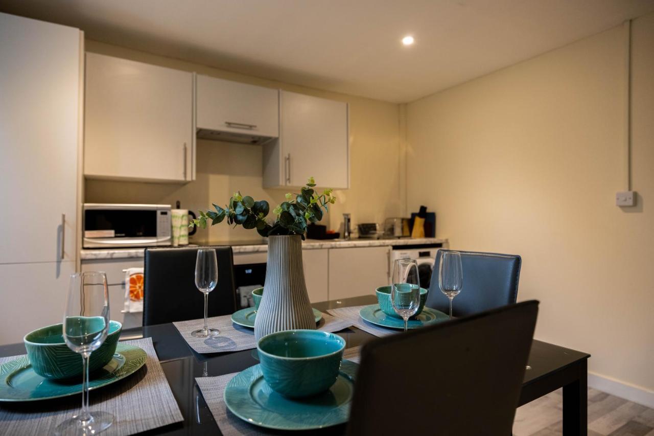 3 Bedrooms-8guests-babycot-15mintopepys-freeparkg Apartment London