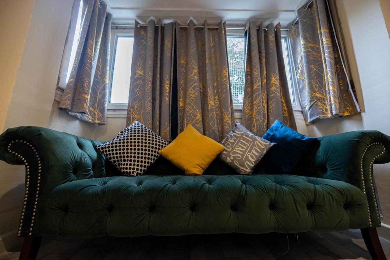 3 Bedrooms-8guests-babycot-15mintopepys-freeparkg Apartment London