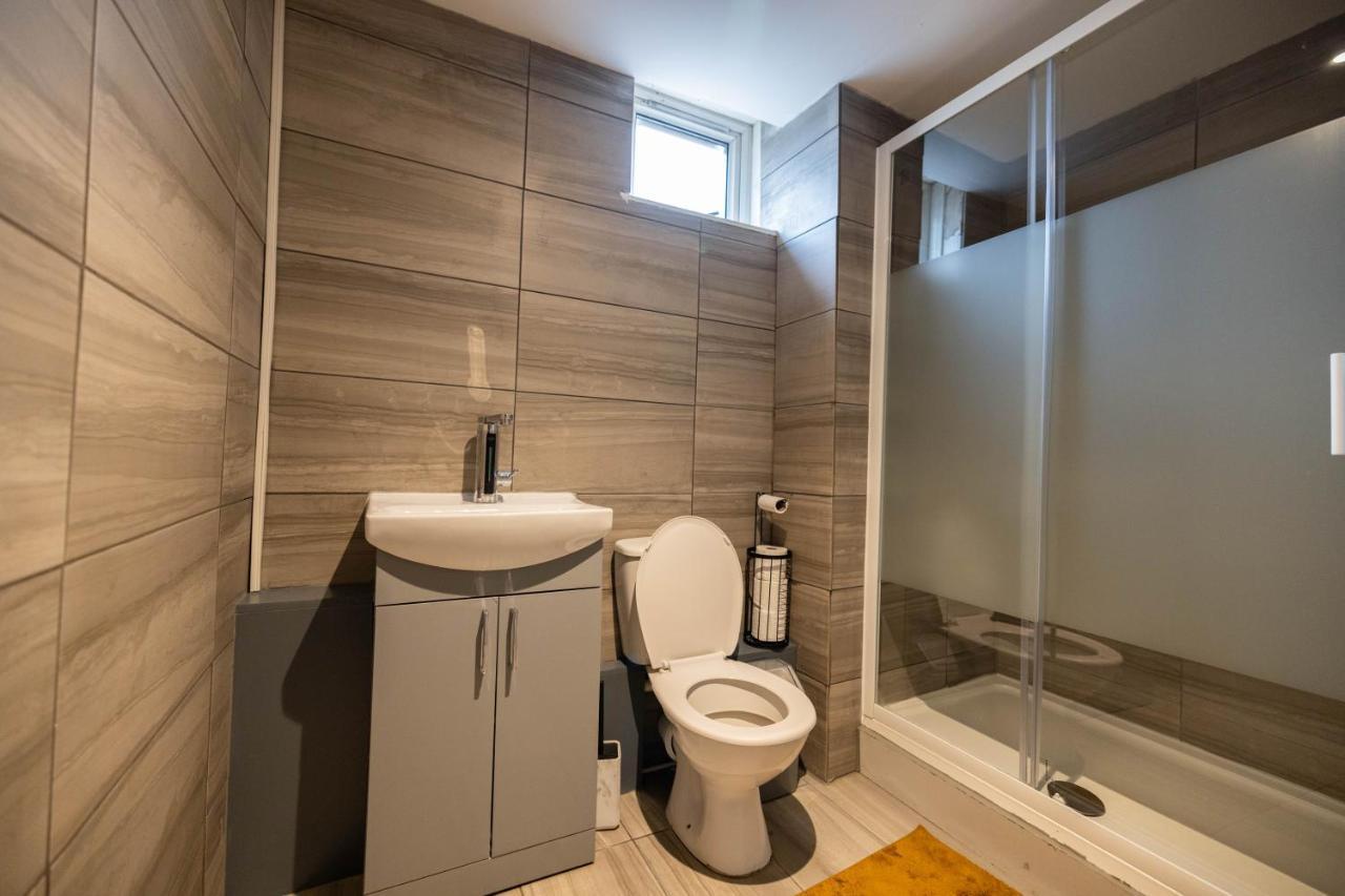 3 Bedrooms-8guests-babycot-15mintopepys-freeparkg Apartment